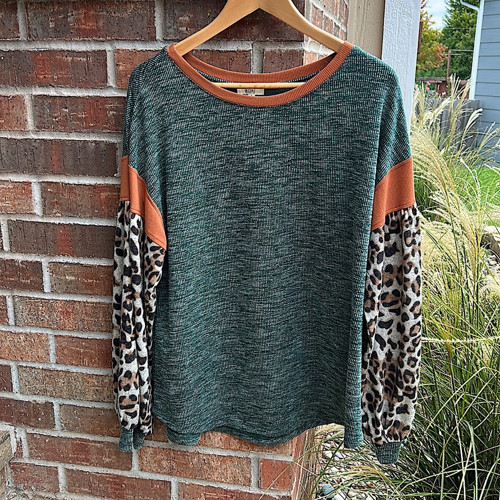 KORI Ladies L Colorblock Top in Green & Leopard Sleeves